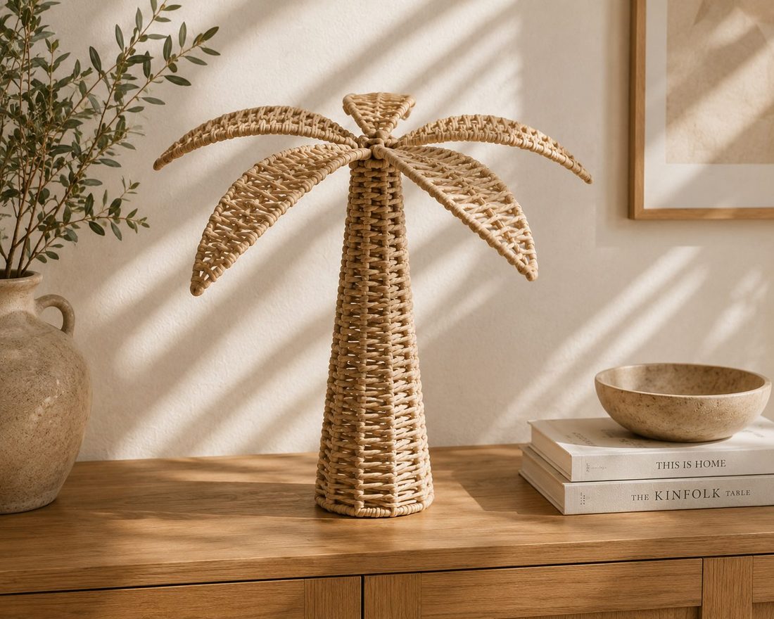 Palmera de fibra natural sobre un aparador de madera